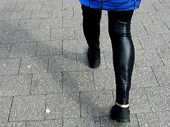 Laufen in der Latex Legging- Walking in Latex Leggings Narrow