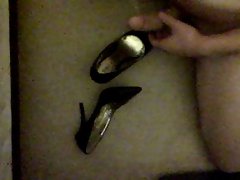 Masturbating and cumming on high heels 6