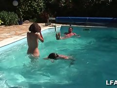 Salope defoncee au bord de la piscine