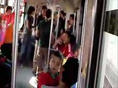 Loirinha gostosa completamente pelada em trem urbano