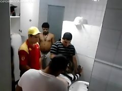 Orgia no Banheiro de um Posto de Gasolina