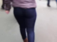 jolie cul dans jolie pantalon qui rentre bien dans les fesse