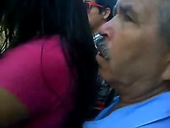 Tiozinho encoxa uma gostosa - Grandpa loving the lassie naughty ass