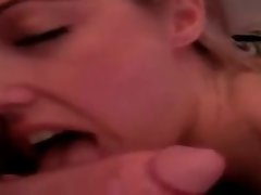 Jeune fille blondie suce de la bite avec soin