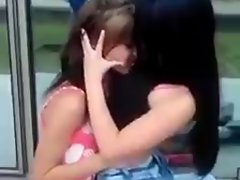 nenas besandose