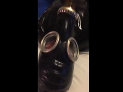 Masturbation in Latex und Gasmaske