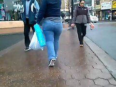 Candid big naughty bum babe in blue jeans crossing the streets