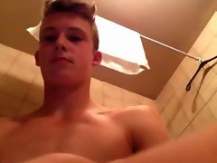 19 years old bombshell wank in the bathroom