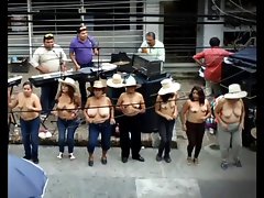 Jarochas Bailando en la calle semidesnudas