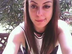 FILLE DANS UN JARDDIN EXB SWEBCAM