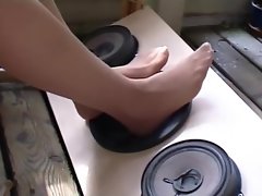 Smelly woman nylonfeet have fun with loudspeakers