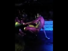 chica se viene en vivo con publico