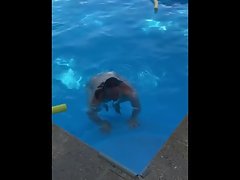 Ma Obese sort de la piscine