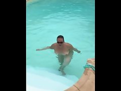 Ma Obese sort de la piscine 2