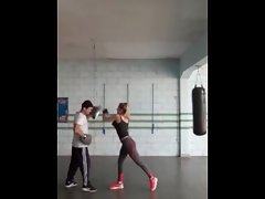 Hermosa chica con un culo espectacular entrenando en calzas